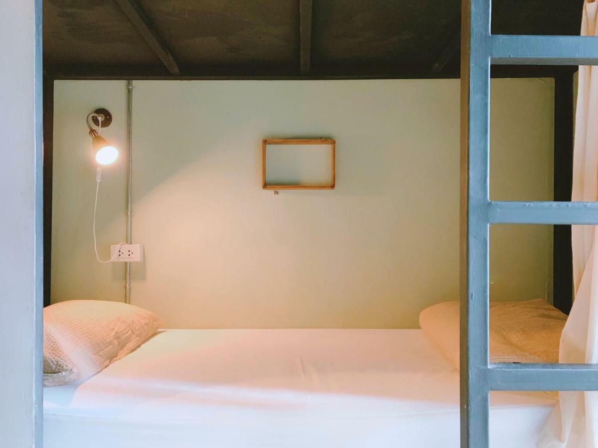 Oasis Cafe And Nap Albergue Bangkok Exterior foto